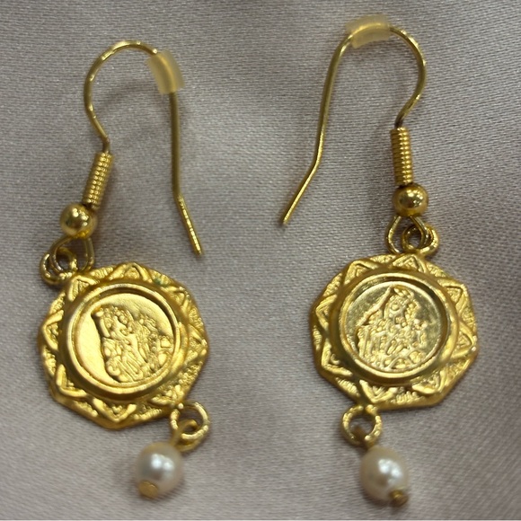 Vintage earrings gold tone Virgin Mary medallions. - Picture 4 of 7